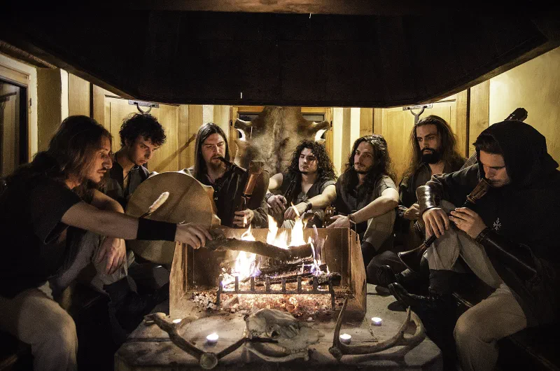 The band around a fire during the Cant del corlo sessions, 2019